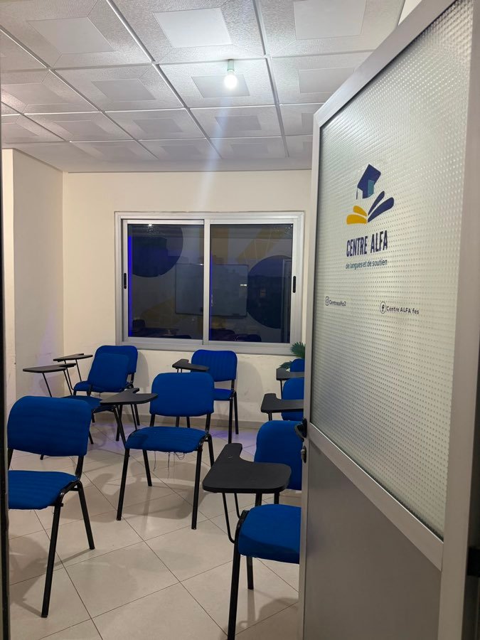 Salle calme avec chaises à tablette pour les cours particuliers