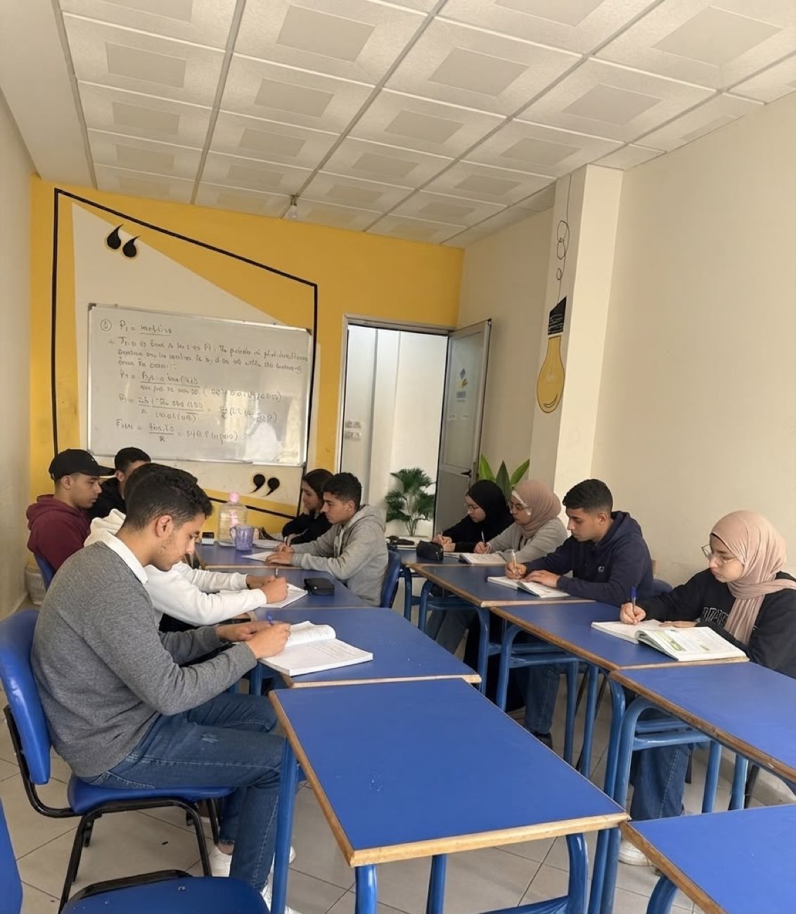Des lycéens travaillant sur des exercices lors d'une séance de soutien au Centre Alfa