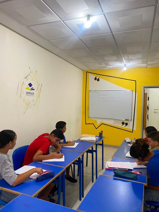Des lycéens concentrés sur des exercices lors d'une séance de préparation au Bac