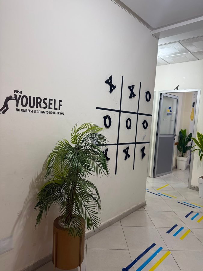 Décoration murale motivante « Push Yourself » dans le couloir du Centre Alfa